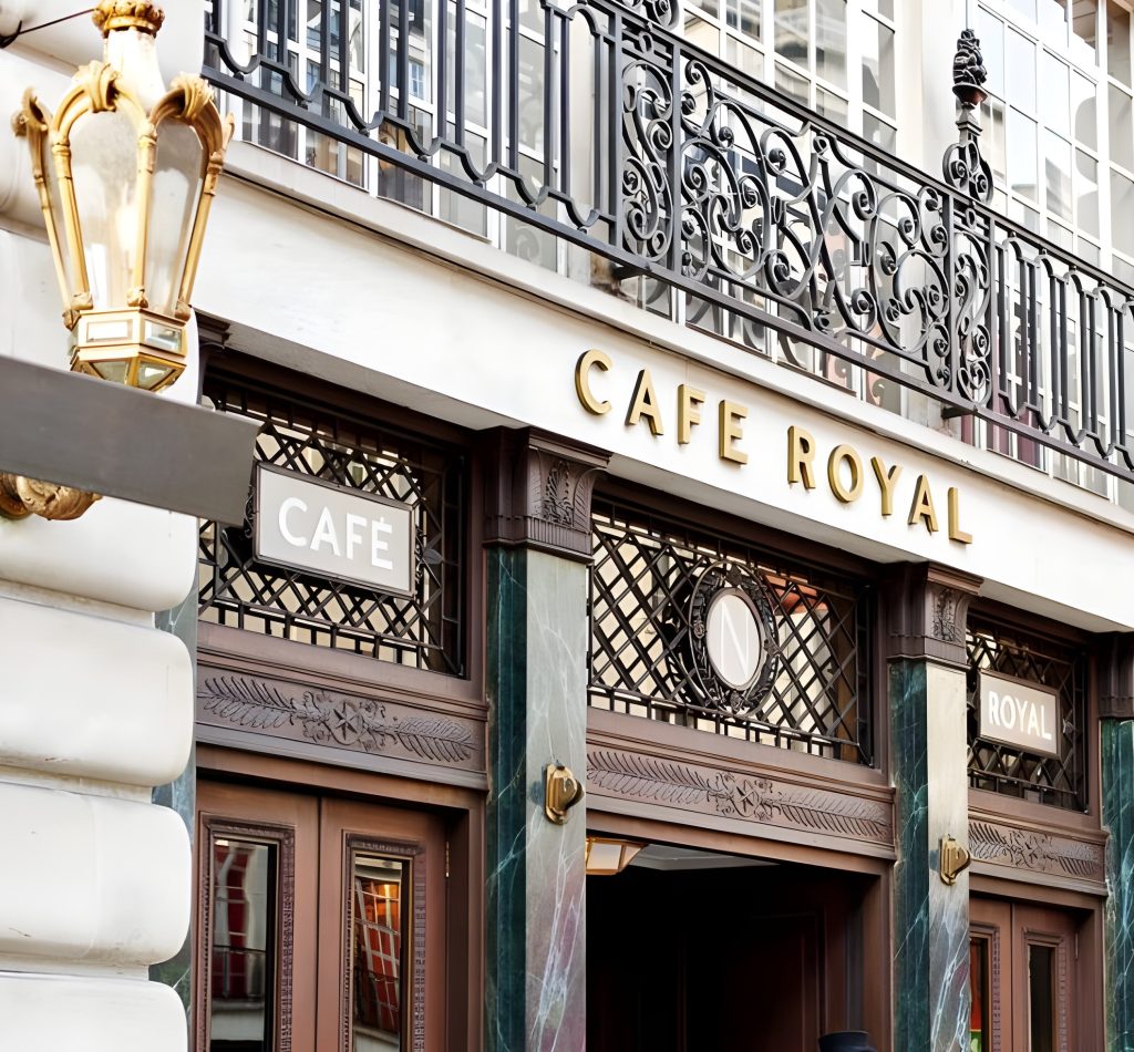 Hotel Café Royal ở London, Anh: Biển hiệu của khách sạn này được làm bằng đồng và có thiết kế cổ điển, nổi bật trên nền của mặt tiền đá cẩm thạch, thể hiện sự sang trọng và quý phái của London thời Victoria.