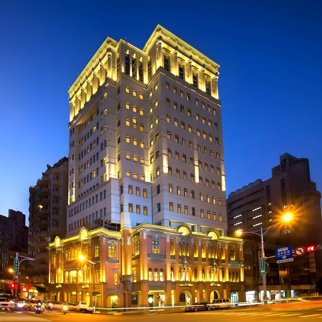 Taipei Hotel - Đài Loan, hệ thống chiếu sáng được thiết kế để làm nổi bật cả kiến trúc cổ điển và hiện đại. Ánh sáng mềm mại chiếu sáng mặt tiền tạo điểm nhấn cho những chi tiết kiến trúc phức tạp và cửa sổ lớn, đồng thời cung cấp một cảm giác ấm cúng và mời gọi. Đối với phần tòa nhà cao tầng hiện đại, chiếu sáng có thể được thiết kế để tôn lên vẻ đẹp hiện đại và tối giản, với ánh sáng chói từ trên xuống dưới, làm nổi bật đường nét của tòa nhà.