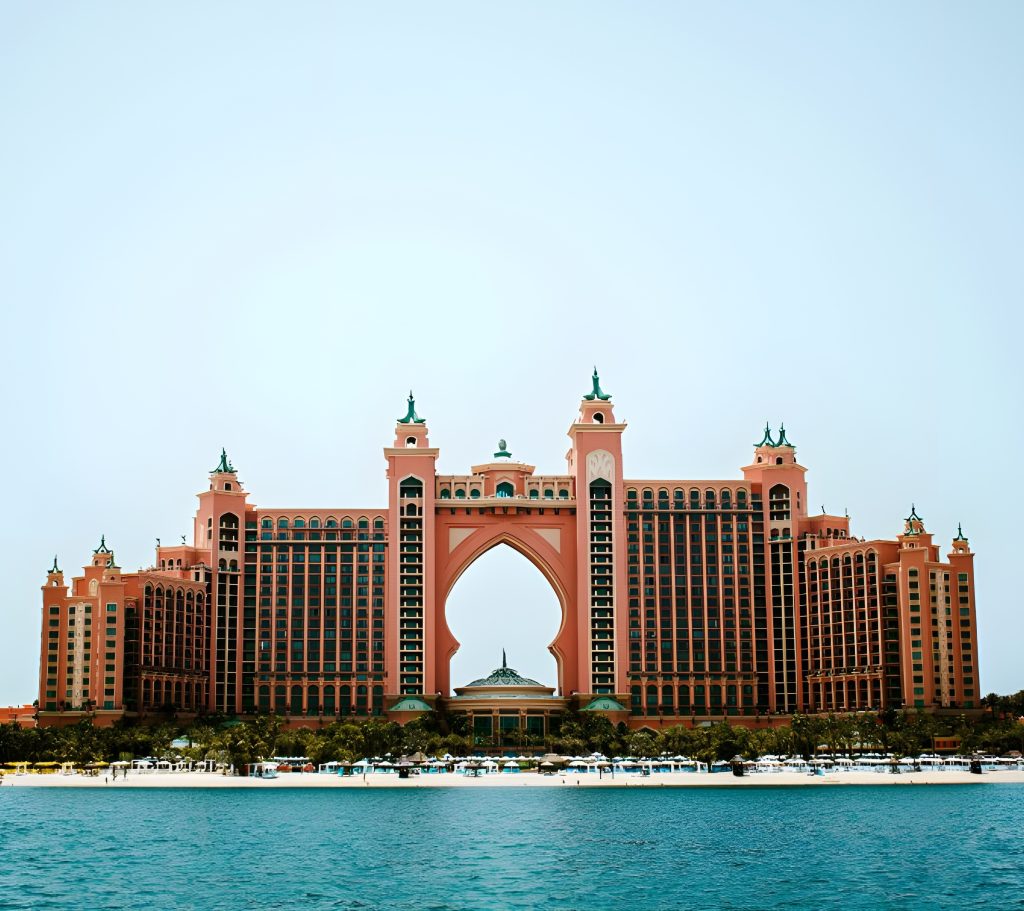 khách sạn Atlantis Palm Dubai mang lại cảm giác sang trọng tột độ với những cổng vòm lớn để chào đón khách hàng đến một trải nghiệm siêu phàm. 