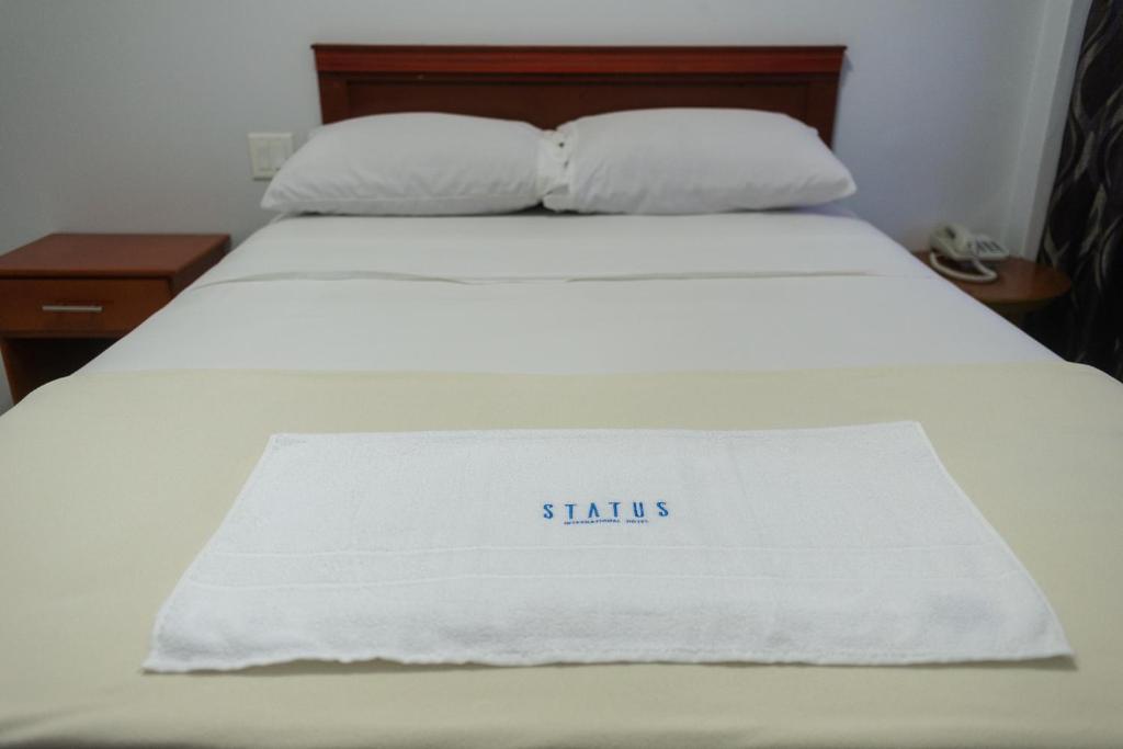 Status International Hotel - Được trang trí bằng đèn chùm và các tác phẩm nghệ thuật