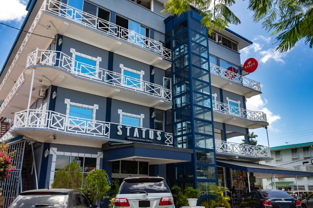 Status International Hotel - Được trang trí bằng đèn chùm và các tác phẩm nghệ thuật