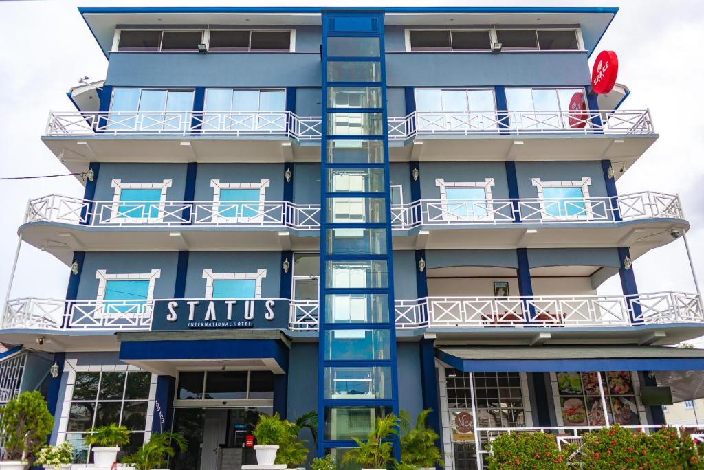 Status International Hotel - Được trang trí bằng đèn chùm và các tác phẩm nghệ thuật