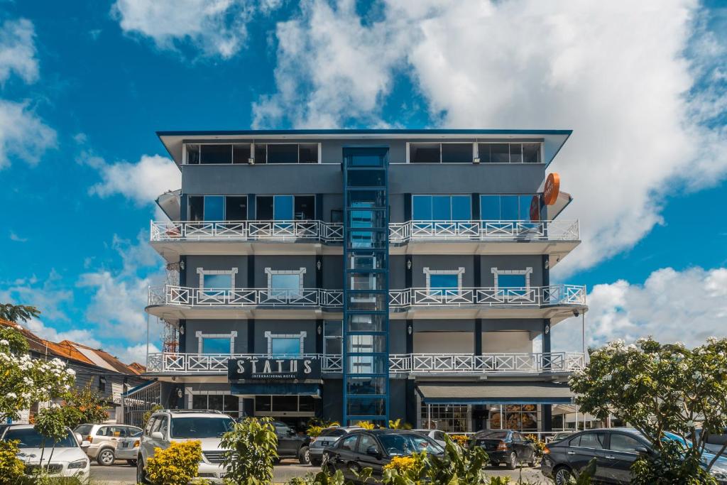 Status International Hotel - Được trang trí bằng đèn chùm và các tác phẩm nghệ thuật