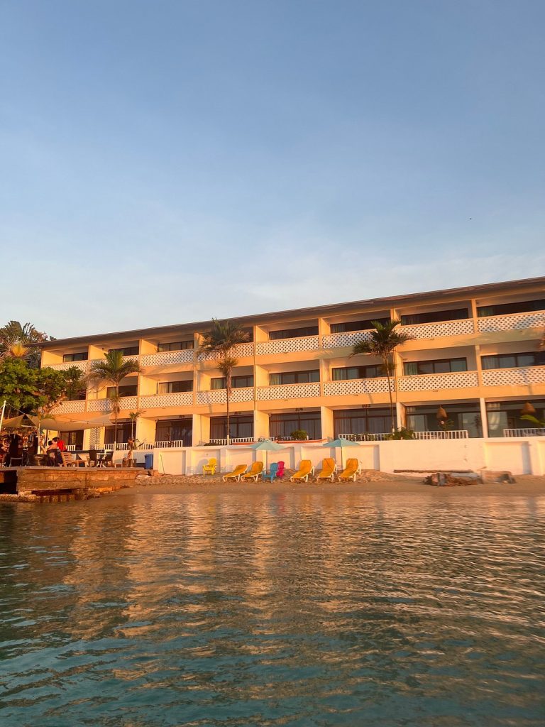 Sand And Tan Beach Hotel - Khách sạn có khu vực bãi biển riêng và dịch vụ mát-xa