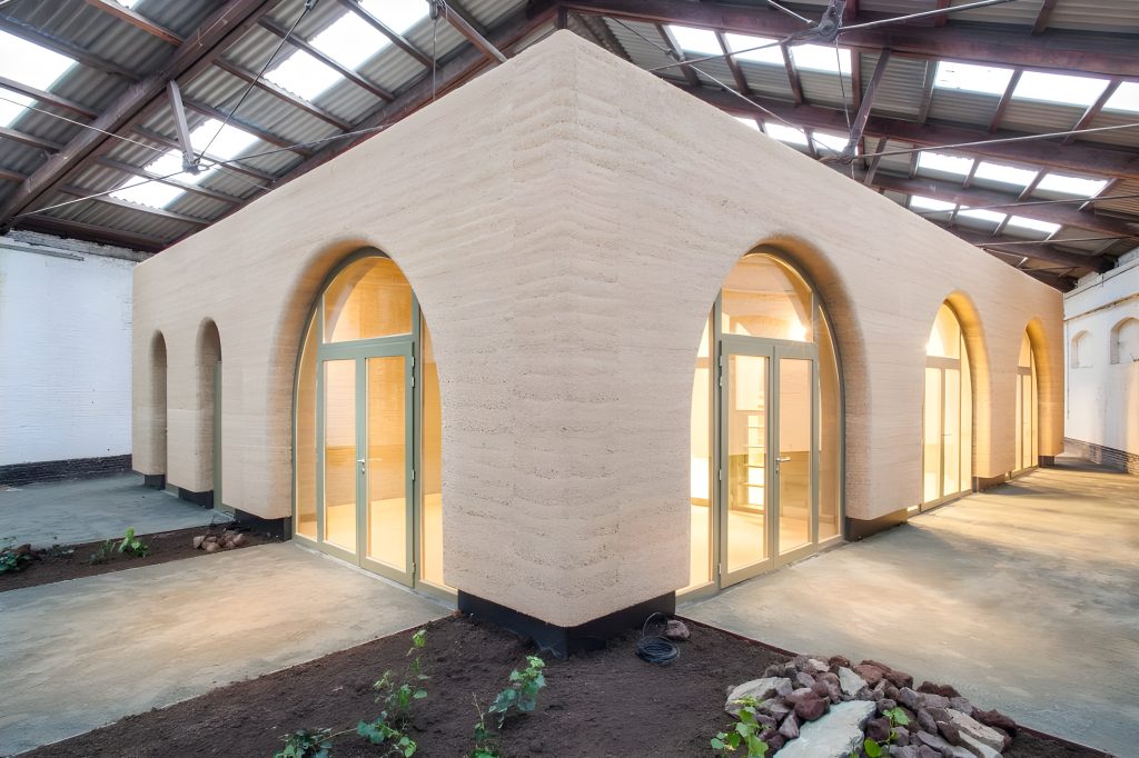 Hempcrete có khả năng cách nhiệt tốt, xử lý độ ẩm hiệu quả và là vật liệu tái tạo, lý tưởng cho các công trình sinh thái.