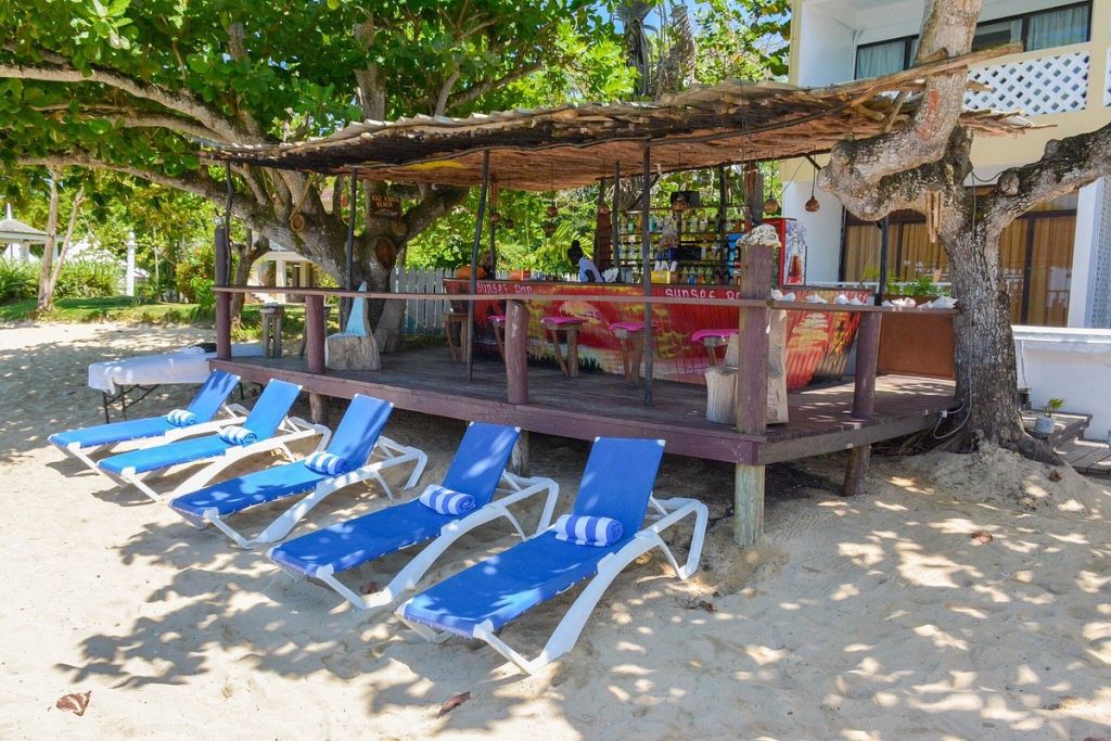 Sand And Tan Beach Hotel - Khách sạn có khu vực bãi biển riêng và dịch vụ mát-xa