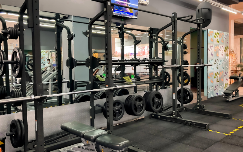 Thiết bị tập tạ hiện đại trong phòng gym khách sạn