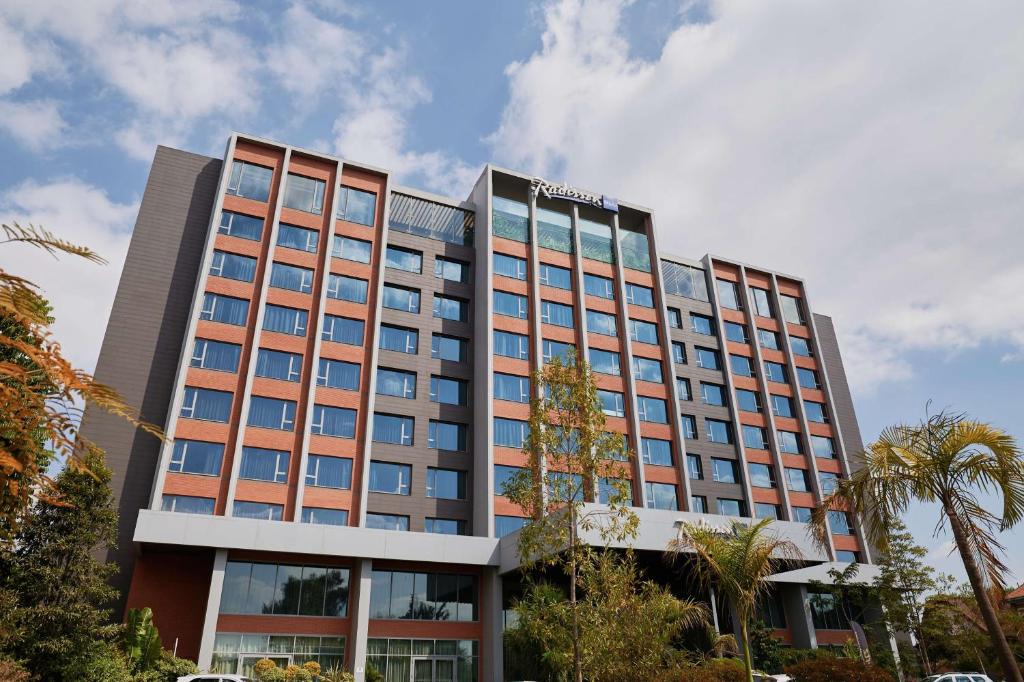 Thiết kế khách sạn Radisson Blu - Khu vực sảnh chính sang trọng với nội thất cao cấp