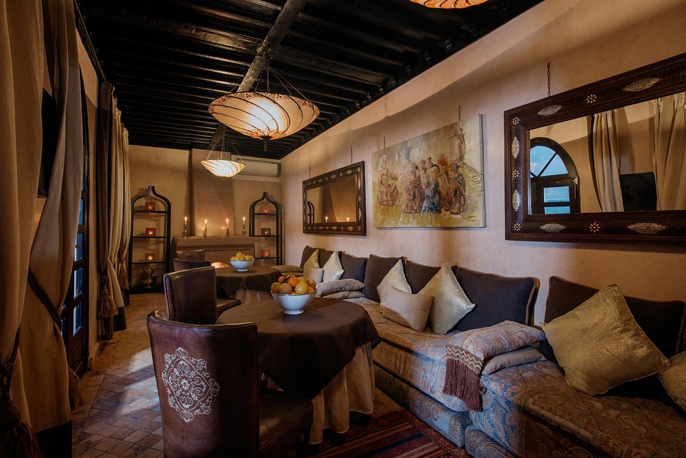 Thiết kế khách sạn Riad Kheirredine - Khu vực sân trong với tiểu cảnh nước