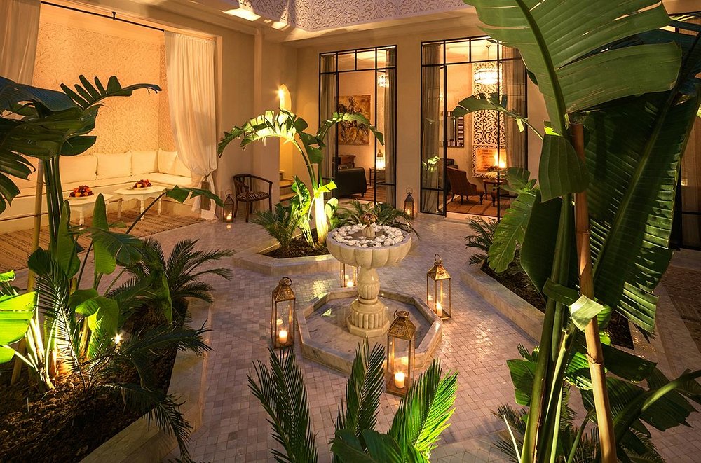 Thiết kế khách sạn Riad Kheirredine - Khu vực sân trong với tiểu cảnh nước
