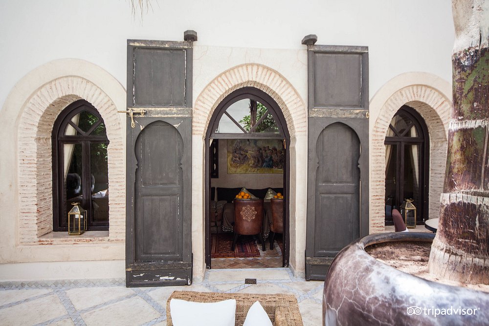 Thiết kế khách sạn Riad Kheirredine - Khu vực sân trong với tiểu cảnh nước