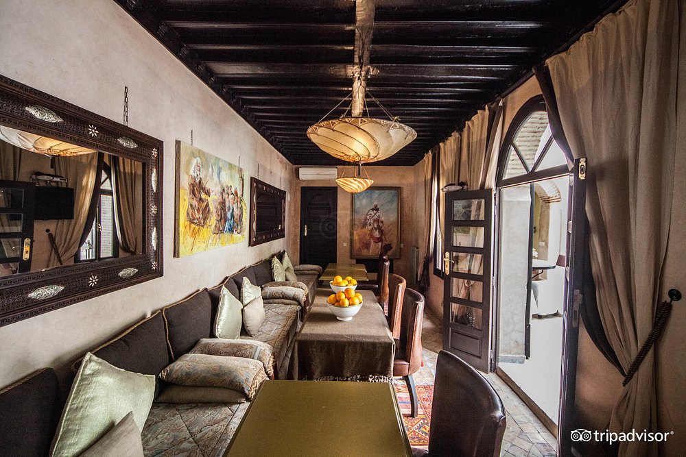 Thiết kế khách sạn Riad Kheirredine - Khu vực sân trong với tiểu cảnh nước