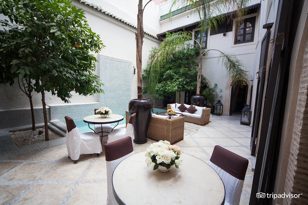 Thiết kế khách sạn Riad Kheirredine - Khu vực sân trong với tiểu cảnh nước
