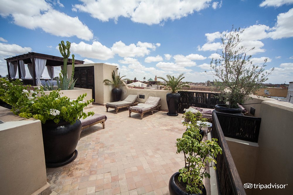 Thiết kế khách sạn Riad Kheirredine - Khu vực sân thượng với tầm nhìn toàn cảnh Marrakech