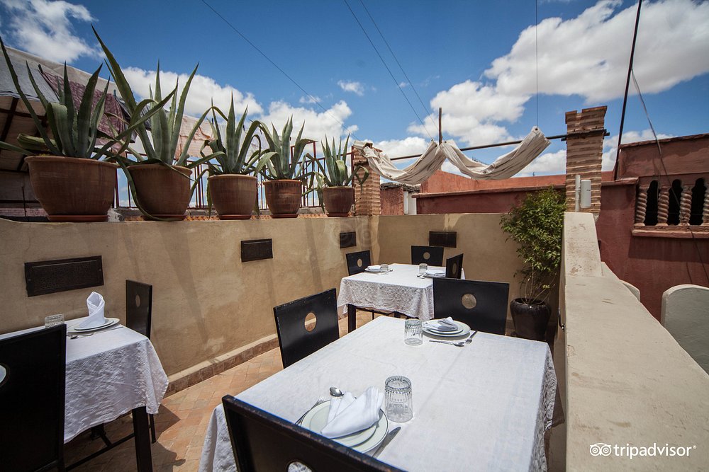Thiết kế khách sạn Riad Kheirredine - Khu vực sân thượng với tầm nhìn toàn cảnh Marrakech