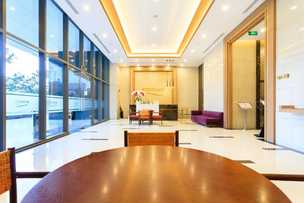 Sảnh chờ của Anthesis Apartment mang phong cách hiện đại và thanh lịch với các tông màu trung tính như trắng, xám, và gỗ nhạt