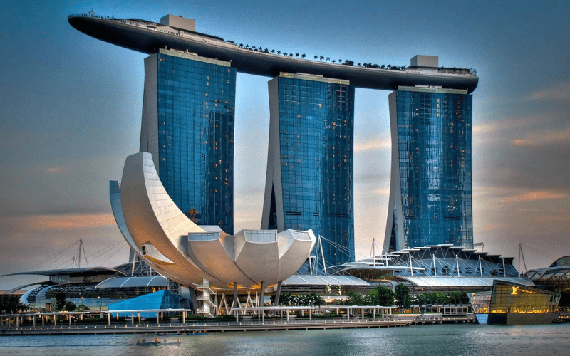 Khách sạn Marina Bay Sands (Singapore) với thiết kế hiện đại cấu trúc hình 3 tòa tháp nối liền