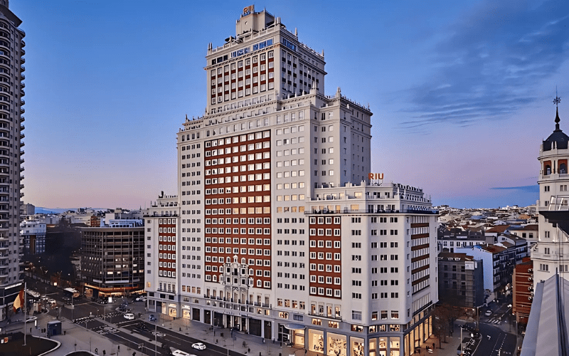 Hotel Riu Plaza España (Tây Ban Nha) là một công trình kiến trúc mang tính biểu tượng, tọa lạc tại trung tâm Madrid, Tây Ban Nha.