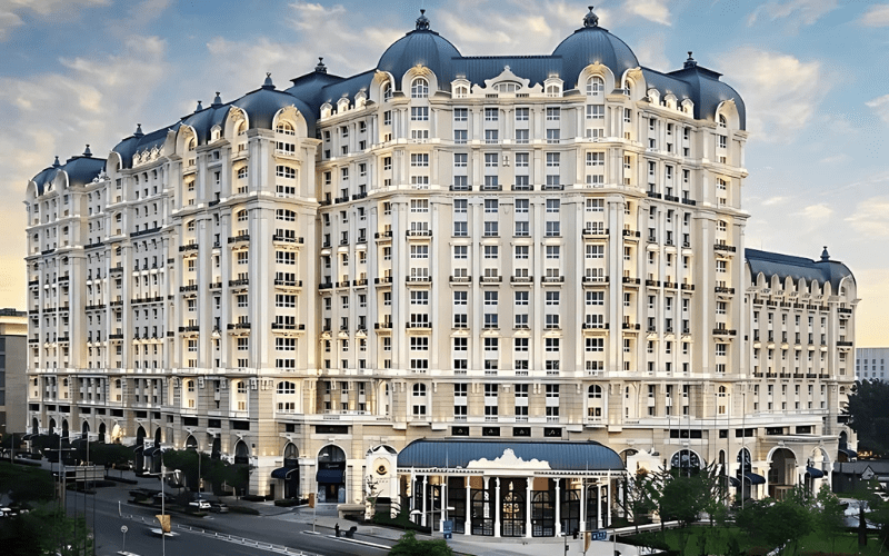 khách sạn The Peninsula Paris là hiện thân của sự sang trọng và thanh lịch kiểu Pháp. Khách sạn nằm gần Khải Hoàn Môn, với kiến trúc Belle Époque cổ điển