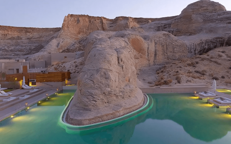 Thiết kế bể bơi vô cùng độc đáo tại khách sạn Amangiri (Utah, Mỹ). Đây là điểm nhấn lớn của khách sạn này