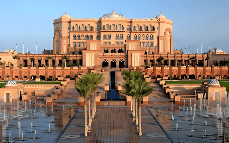 Thiết kế khách sạn Emirates Palace là biểu tượng của sự xa hoa và đẳng cấp tại Abu Dhabi, UAE. Với diện tích hơn 1 triệu mét vuông, khách sạn được thiết kế như một cung điện thực sự.