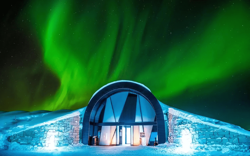 The Ice Hotel (Thụy Điển) được làm từ băng và tuyết, tái tạo mỗi năm và chỉ tồn tại vào mùa đông