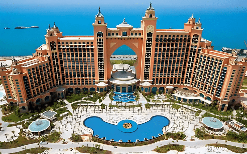 Thiết kế khách sạn Atlantis The Palm là biểu tượng sang trọng và kỳ vĩ của Dubai, nằm trên hòn đảo nhân tạo Palm Jumeirah