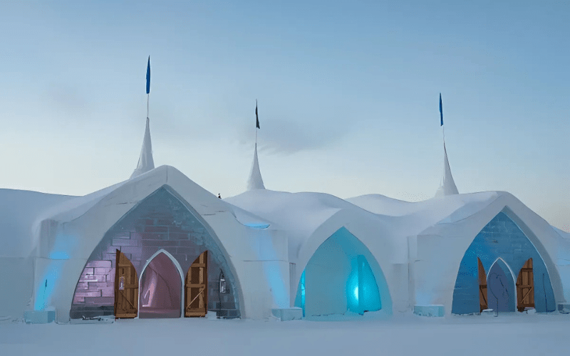 Khách sạn Hotel de Glace là khách sạn độc đáo được xây dựng hoàn toàn từ băng và tuyết tại Quebec, Canada