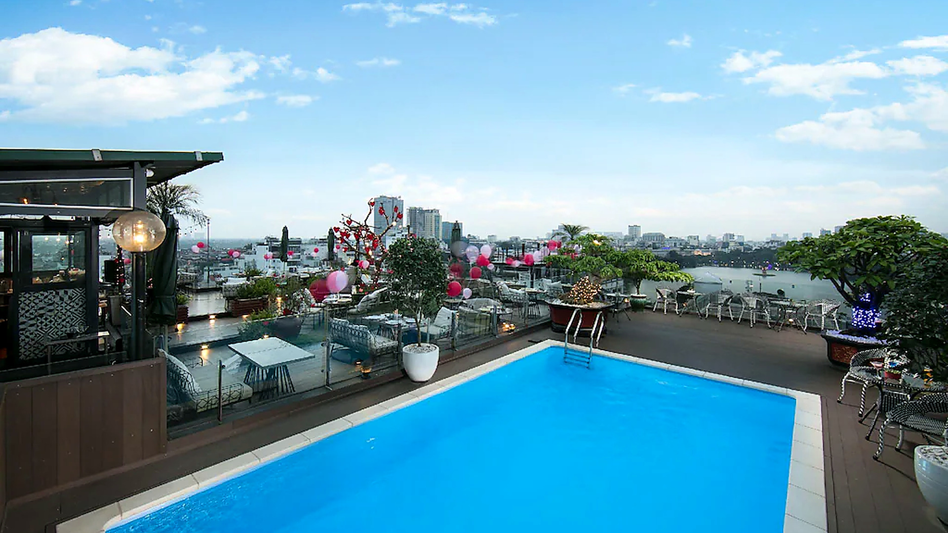 Hồ bơi rooftop là tiện ích giàu giá trị hình ảnh, phù hợp thư giãn ban ngày và ngắm cảnh thành phố.