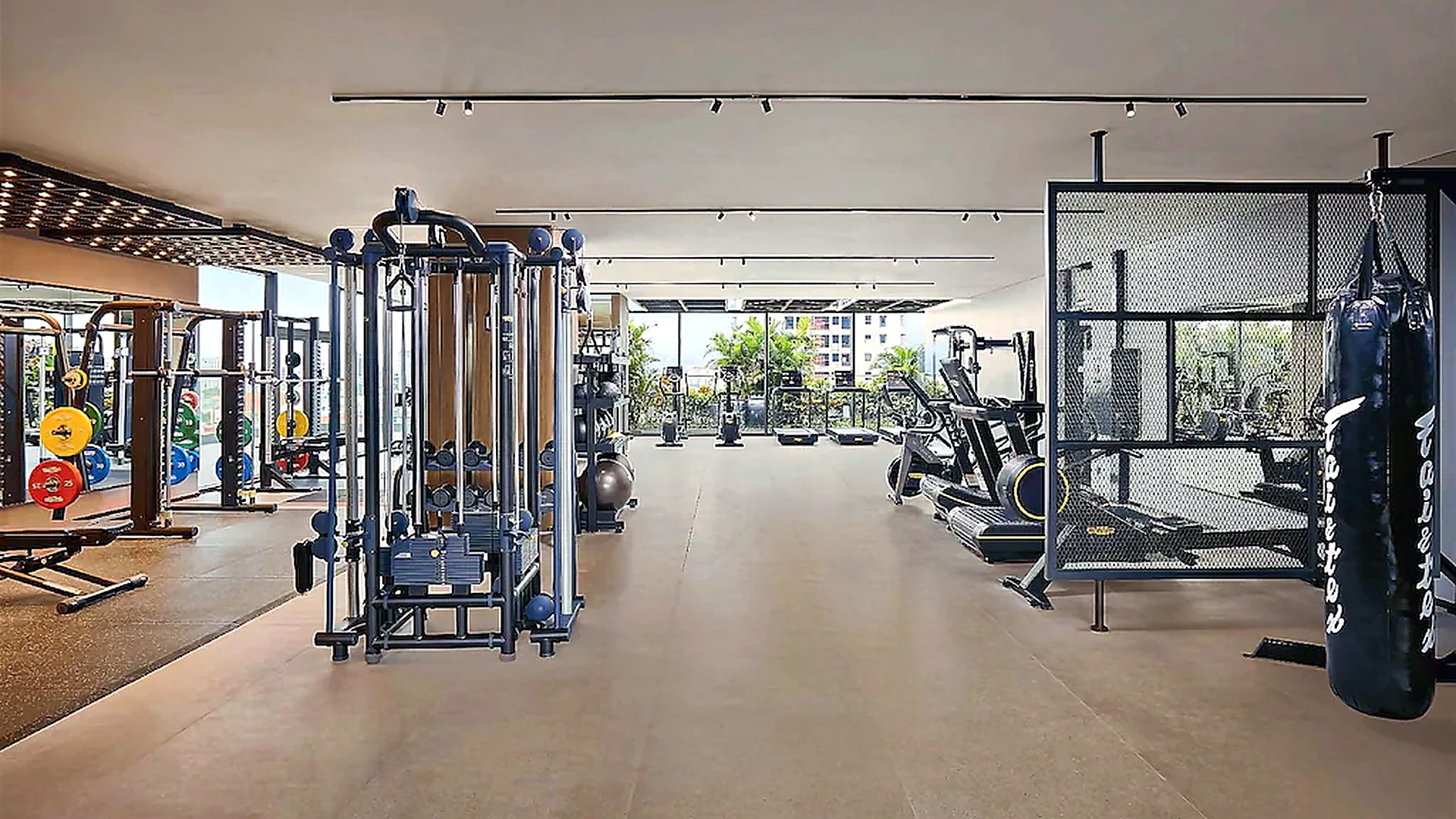 Phòng gym khách sạn 5 sao với hệ thiết bị đa dạng và không gian tập rộng.