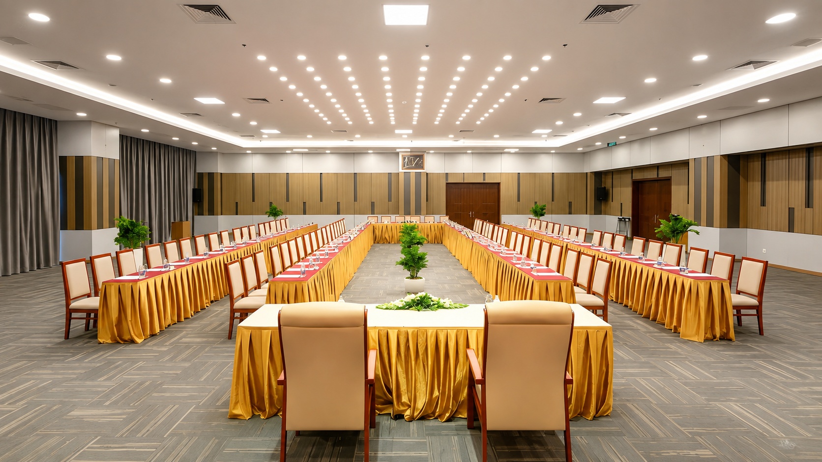 Phòng hội nghị hiện đại, bố cục đối xứng, phù hợp các cuộc họp doanh nghiệp và MICE.
