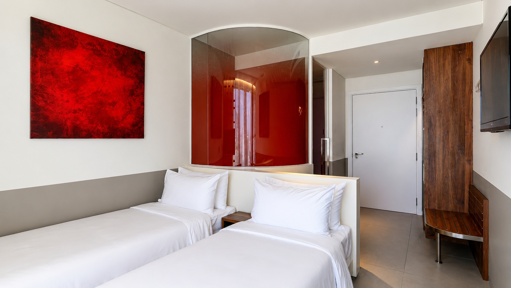 Phòng twin hiện đại với thiết kế tối giản, phối màu trắng – đỏ ấn tượng, phù hợp nhu cầu nghỉ dưỡng tiện nghi.