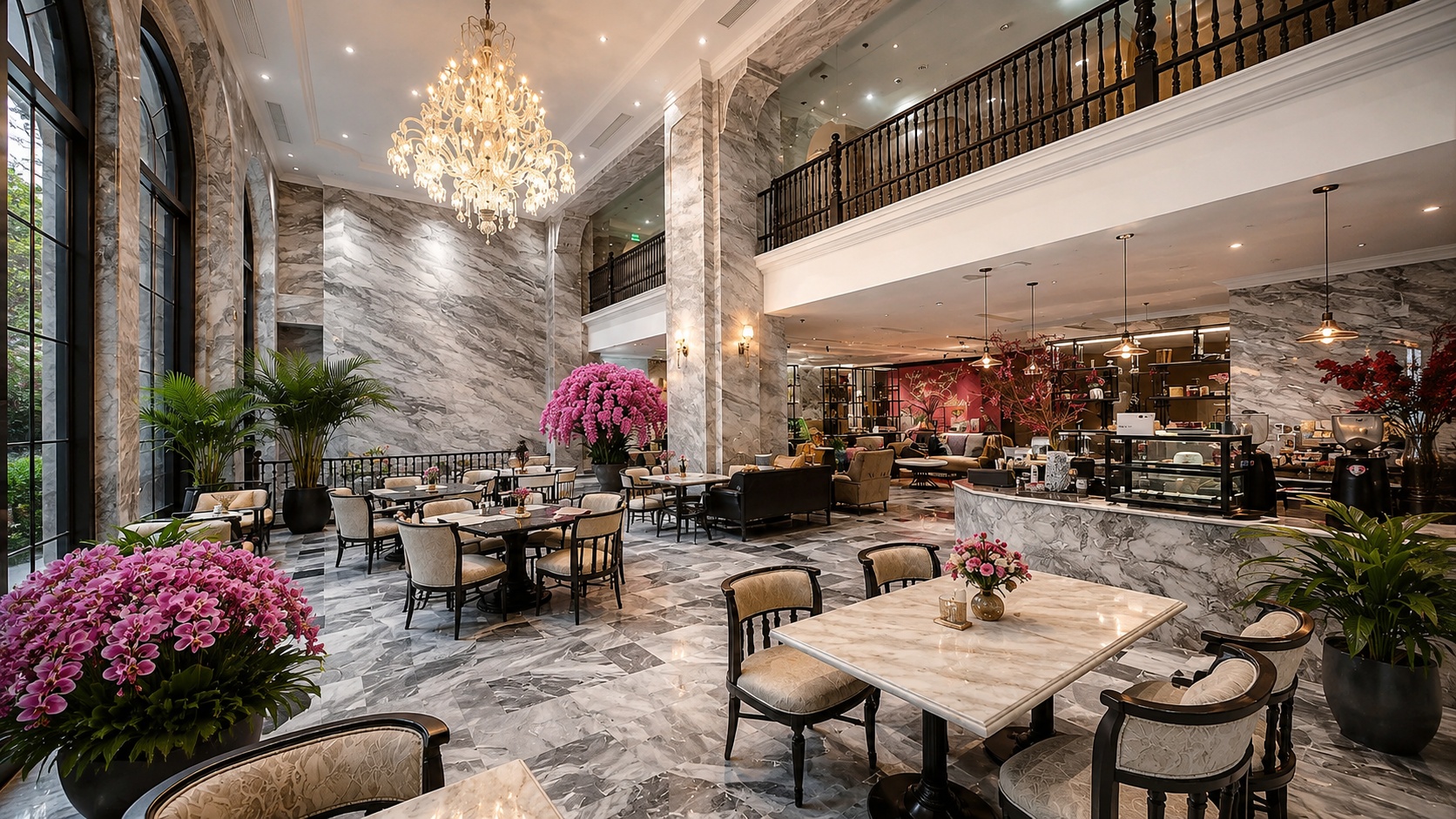 Không gian sảnh cafe thông tầng của khách sạn 4 sao cao cấp, nổi bật với đèn chùm lớn và nội thất marble sáng màu. Alt ảnh SEO: "02 sanh cafe khach san 4 sao cao cap".