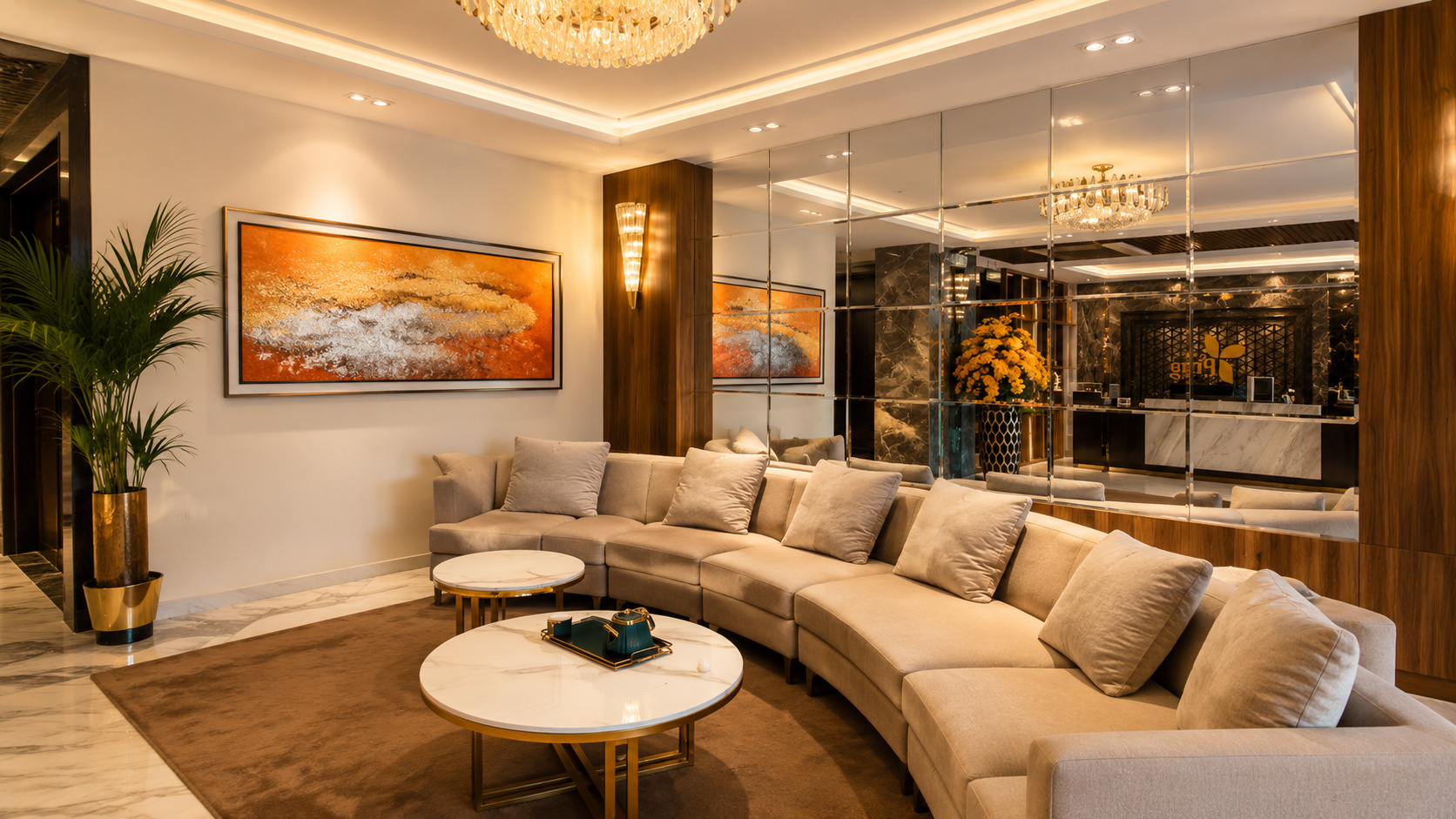 Sảnh chờ khách sạn 4 sao hiện đại với sofa lớn, gương trang trí và vật liệu cao cấp