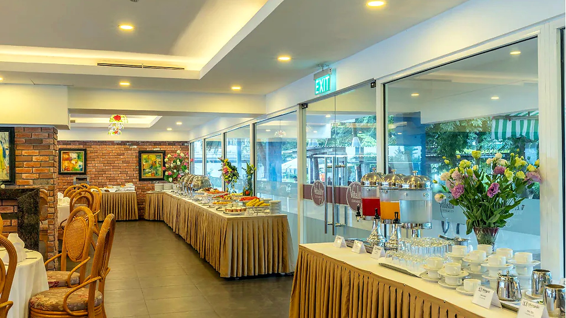 Nhà hàng buffet khách sạn 4 sao sang trọng với quầy đồ ăn và đồ uống.