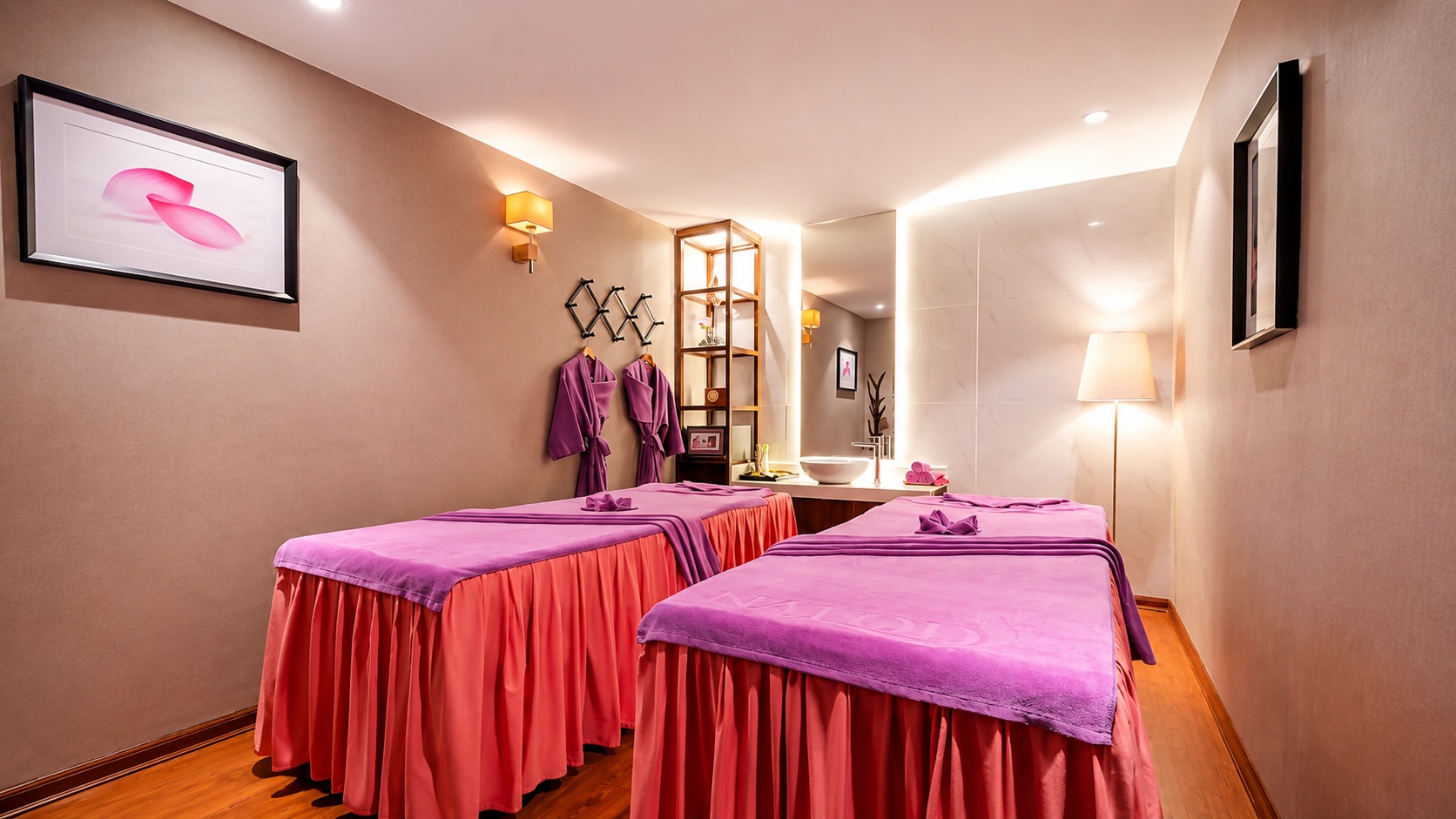 Phòng spa đôi ấm cúng với tông hồng tím nhẹ nhàng, gợi cảm giác thư giãn riêng tư.