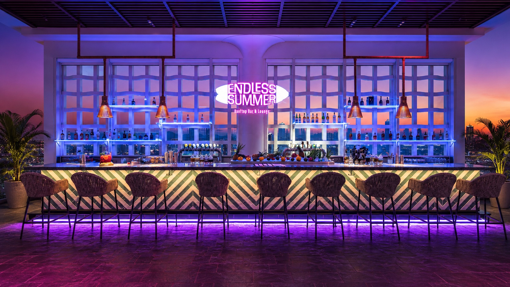 Khu rooftop bar của khách sạn 4 sao hiện đại tạo dấu ấn bằng phong cách trẻ trung và không gian ngắm cảnh về đêm.