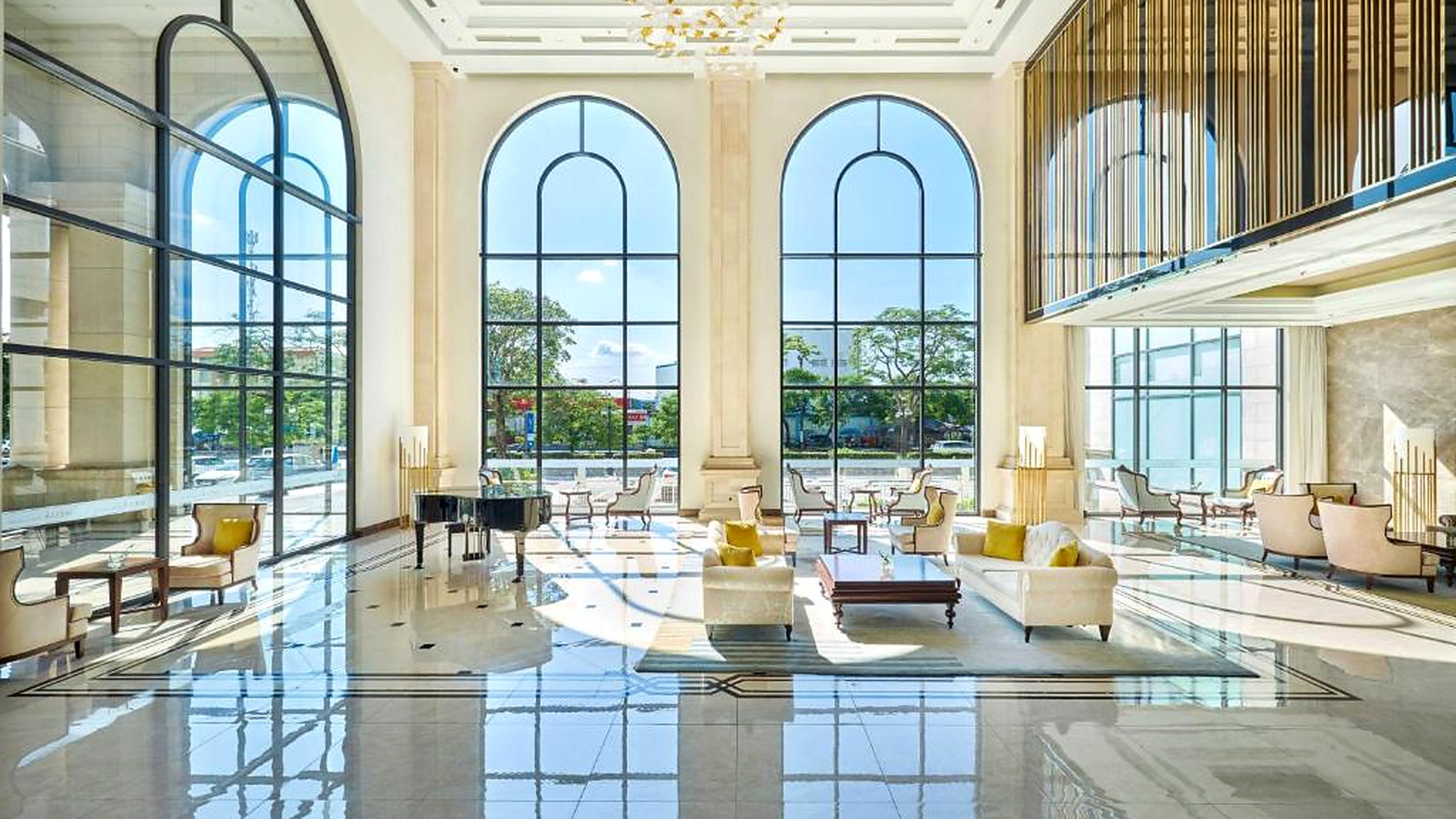 Sảnh lobby khách sạn 4 sao cao cấp với cửa vòm lớn và ánh sáng tự nhiên.