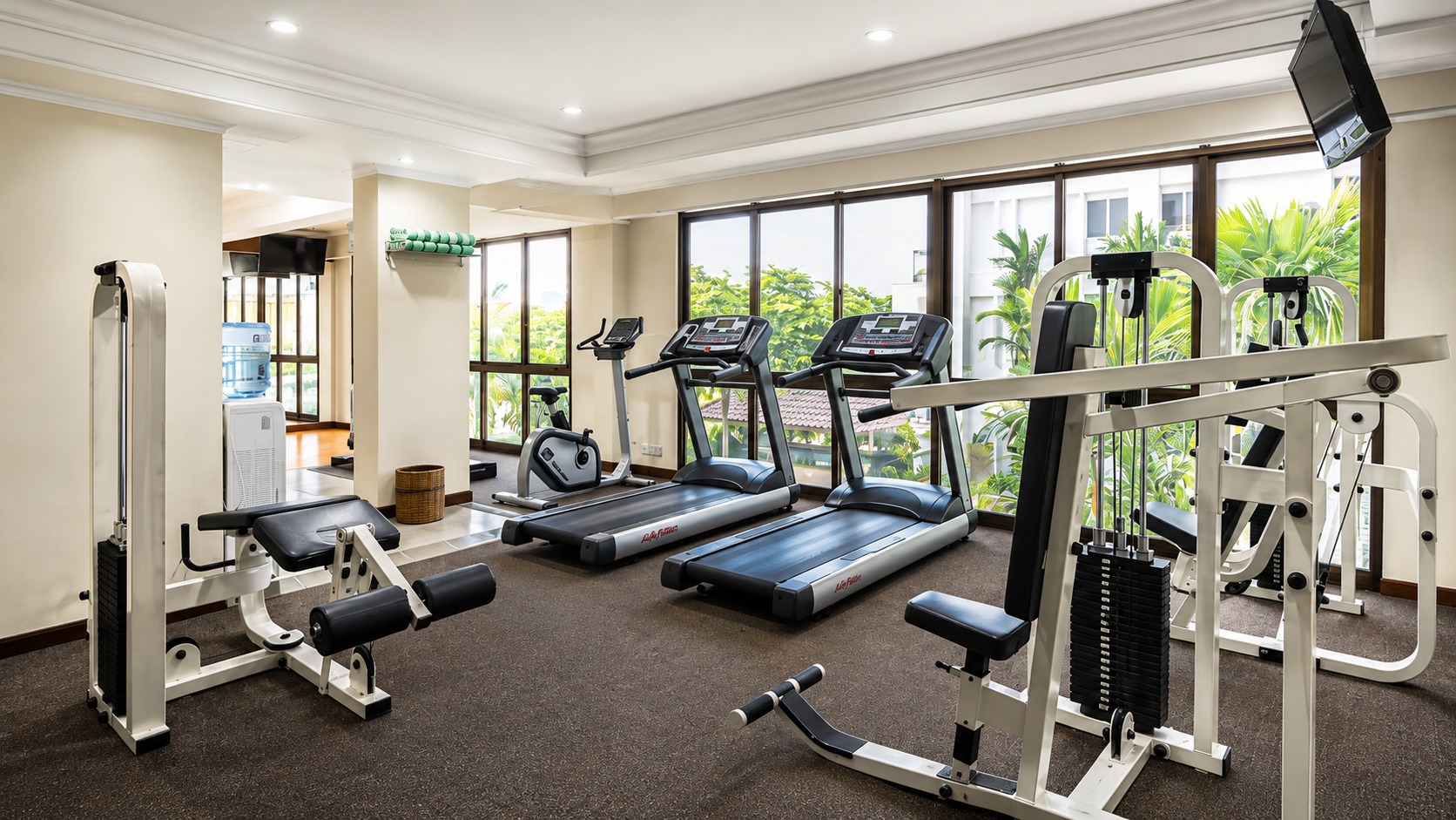 Phòng gym khách sạn 4 sao đầy đủ tiện ích, thoáng sáng và đáp ứng nhu cầu rèn luyện mỗi ngày.