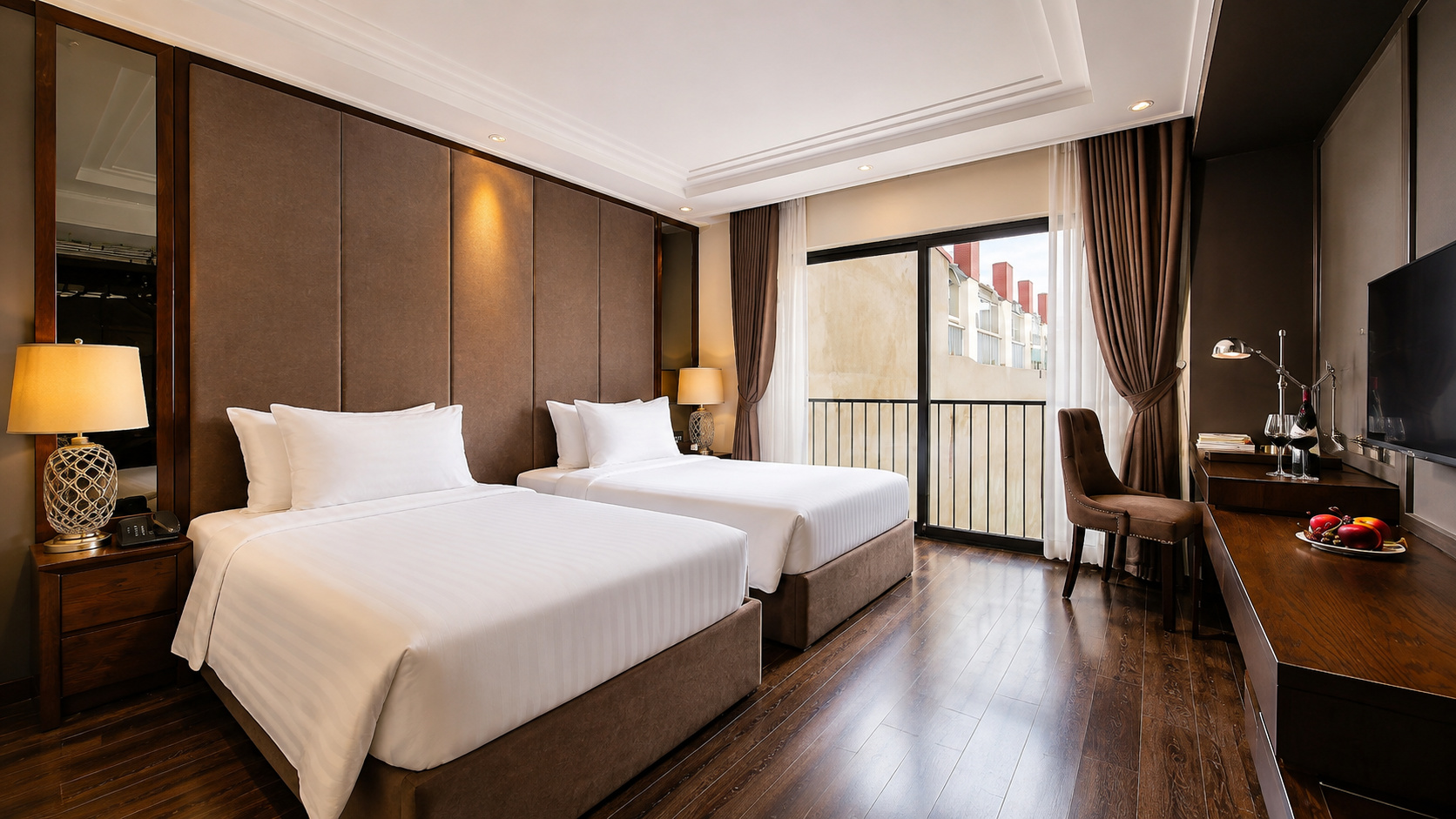 Phòng Twin khách sạn 4 sao hiện đại với hai giường êm ái, ánh sáng tự nhiên và nội thất gỗ tối màu
