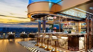 Quầy sky bar thiết kế nổi bật, kết hợp vật liệu đá, kim loại và ánh sáng để tạo điểm nhấn thị giác.