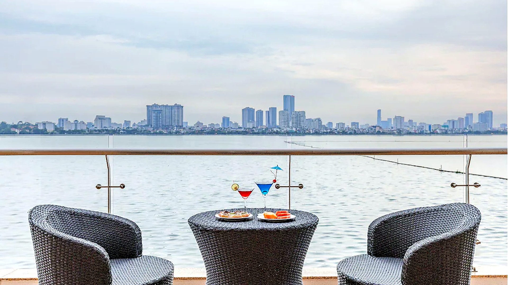 Khu thư giãn ngoài trời của khách sạn 4 sao với tầm nhìn rộng ra hồ và thành phố.