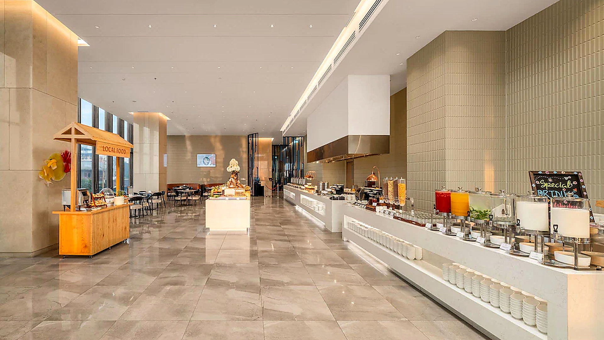 Khu buffet rộng, sáng, bố trí quầy thức ăn và đồ uống theo từng nhóm chức năng.