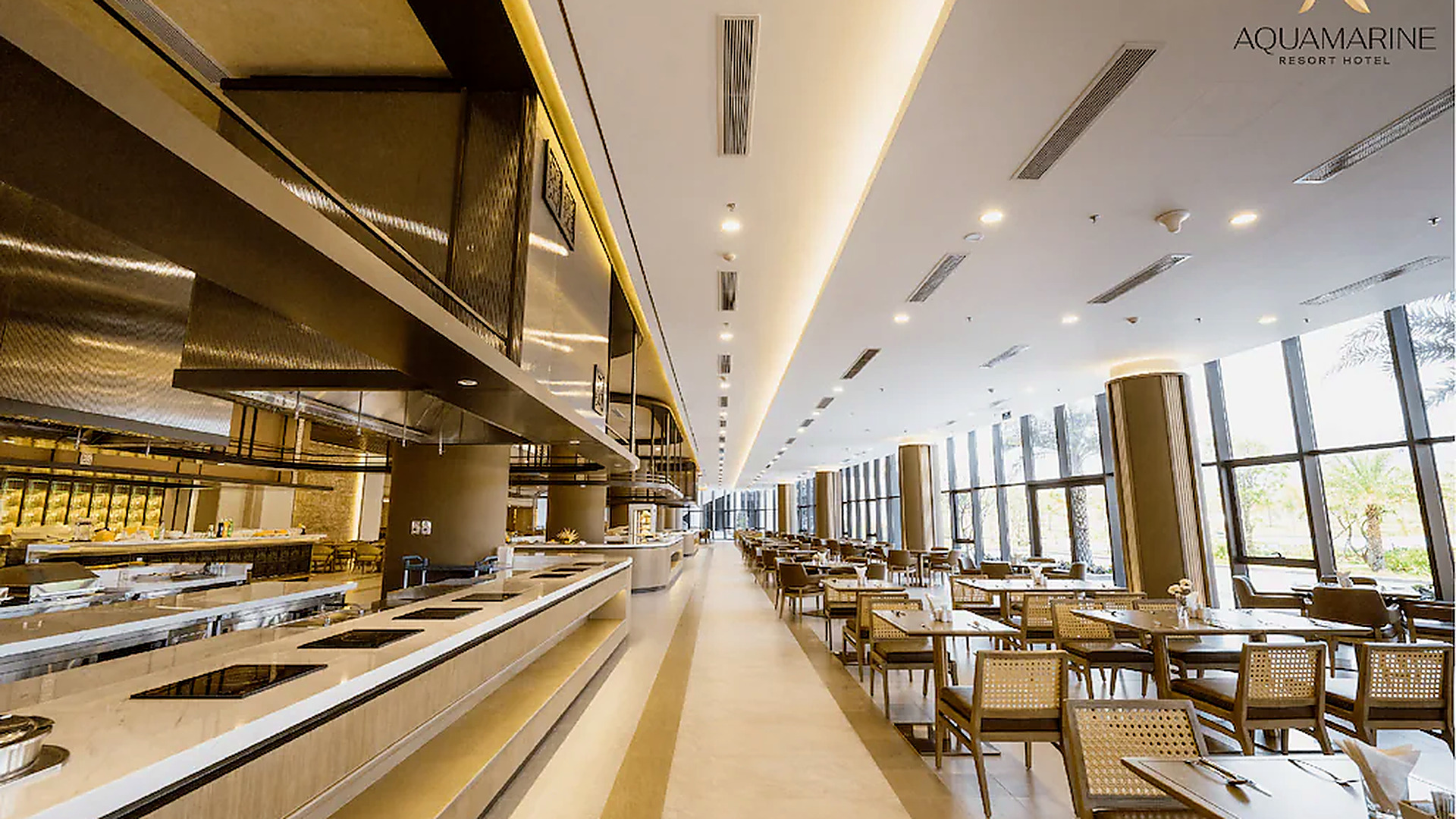 Khu nhà hàng buffet sáng, rộng và được tổ chức theo tuyến phục vụ thuận tiện.