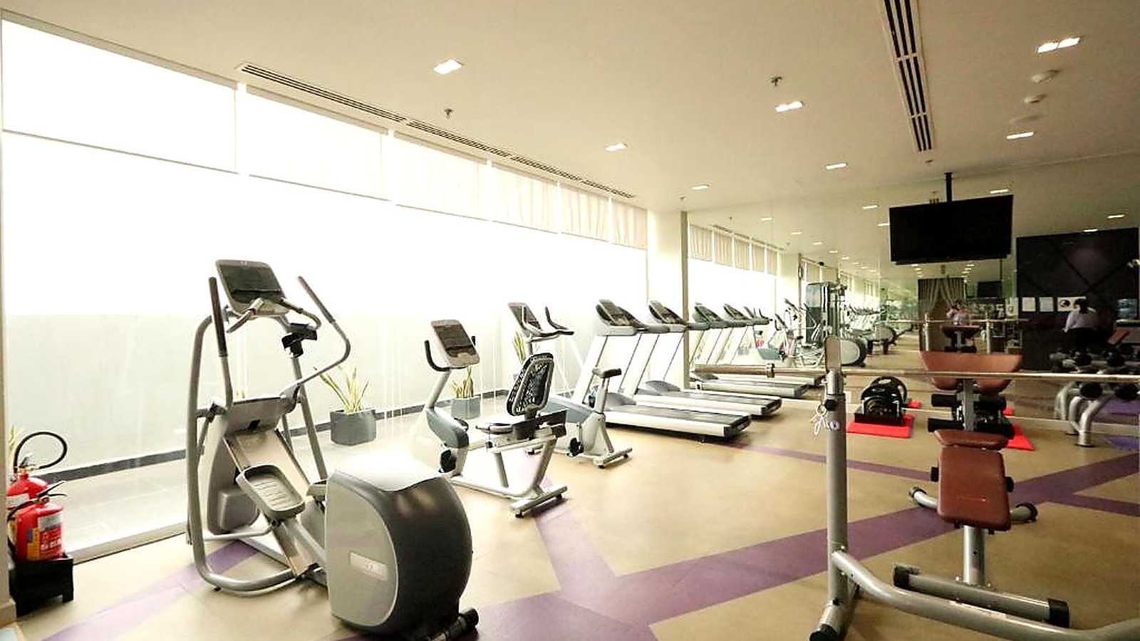 Phòng gym khách sạn 5 sao đầy đủ thiết bị, sạch sẽ và phù hợp luyện tập hàng ngày.