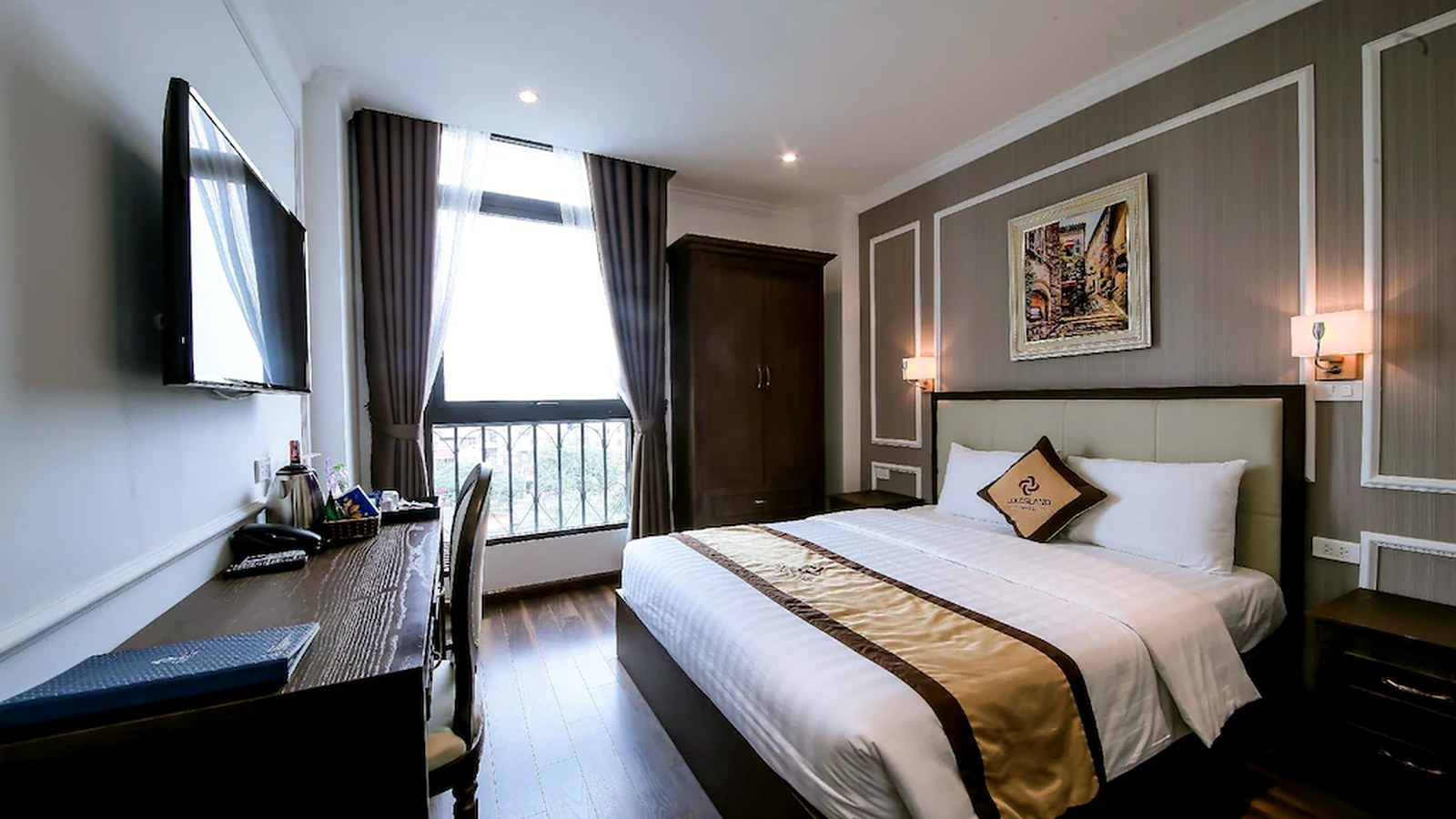 Phòng ngủ khách sạn 3 sao tân cổ điển với bảng màu nâu, be, trắng và đồ gỗ đồng bộ.