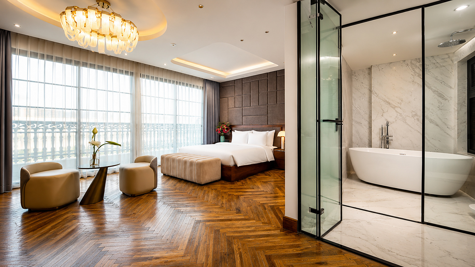 Phòng suite khách sạn 3 sao cao cấp có khu nghỉ, góc ngồi và phòng tắm kính với bồn tắm riêng.