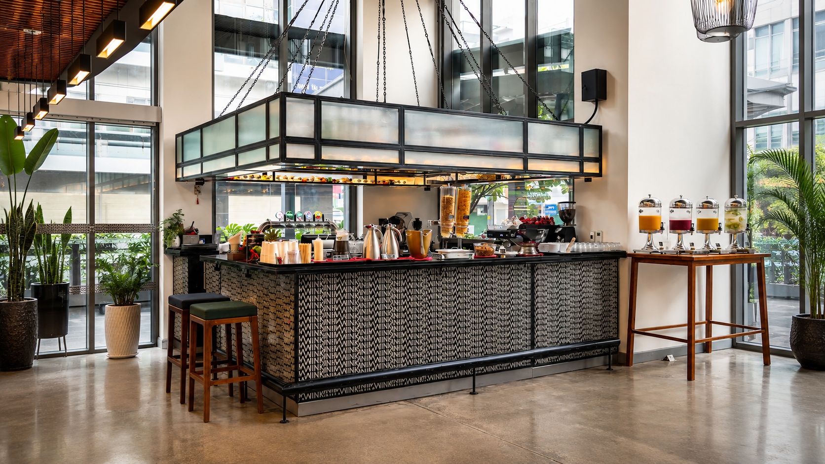 Quầy buffet sáng được bố trí gọn gàng, sạch sẽ và tinh tế, nâng cao trải nghiệm ẩm thực tại khách sạn.