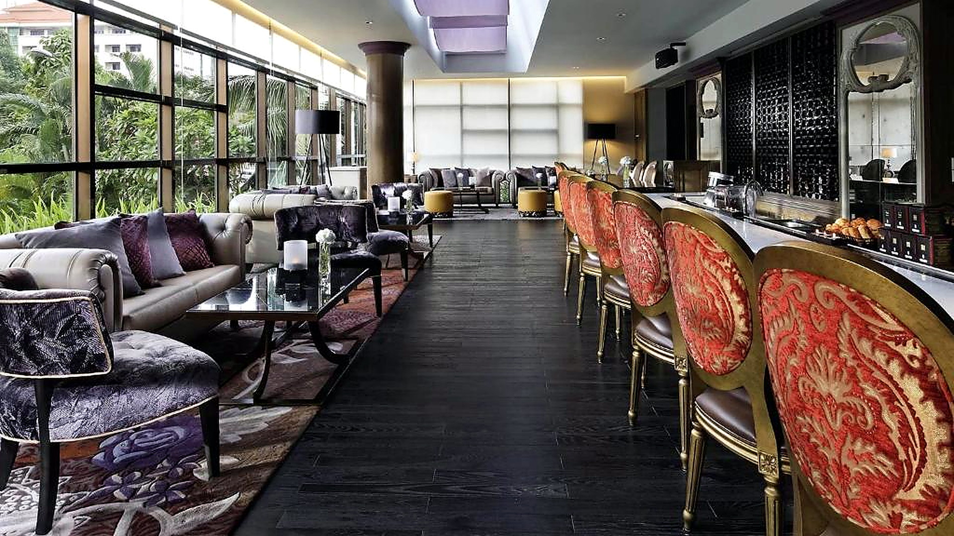 Lounge bar khách sạn 5 sao với nội thất trầm ấm, ghế bọc cao cấp và ánh sáng tự nhiên.