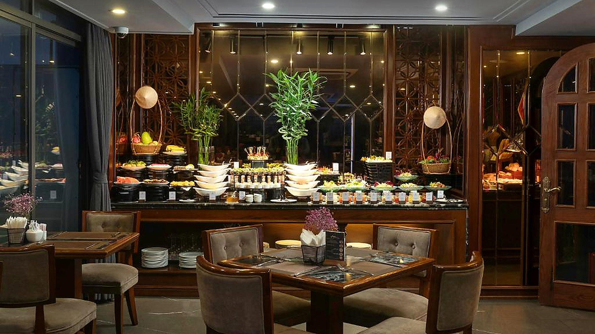 Khu buffet khách sạn 4 sao với quầy món được phân khu rõ, ánh sáng ấm và nội thất gỗ đồng bộ.